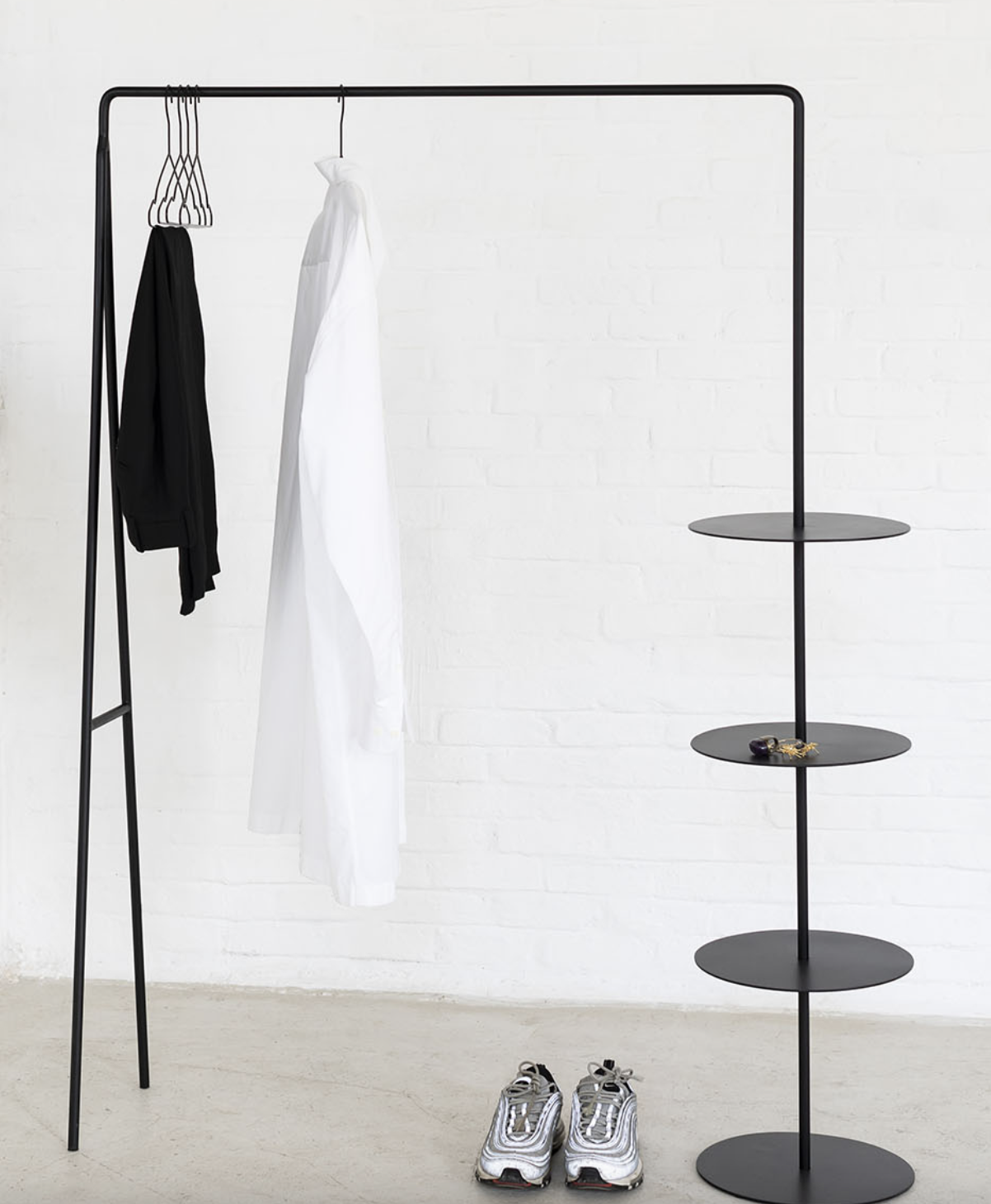 Kledingrek DISCUS van PEPIJN TYVAERT voor SERAX stijlvol